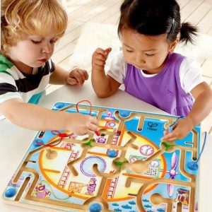 Đồ chơi thông minh là những đồ chơi giúp bé phát triển toàn diện về cả nhận thức và kĩ năng