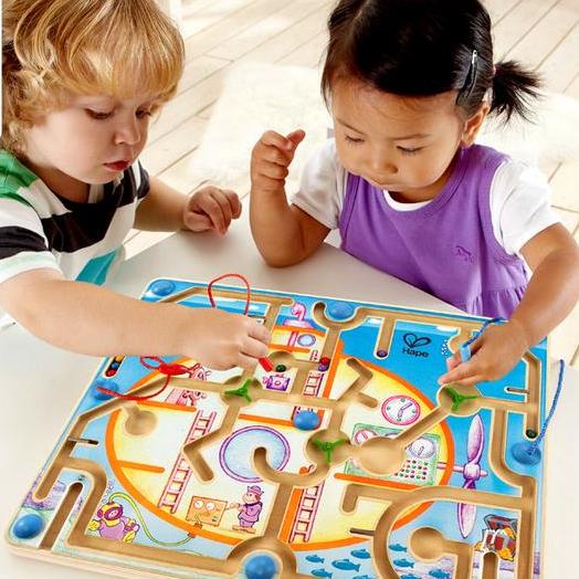 Trẻ phát triển cảm xúc và khả năng giao tiếp thông qua việc chơi đùa cùng đồ chơi giáo dục