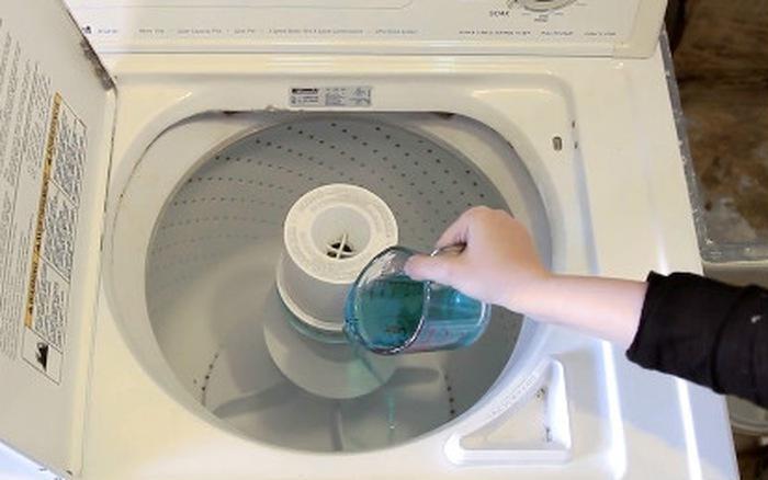 Sử dụng nước súc miệng để vệ sinh máy giặt