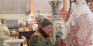 Nghệ nhân gốm sứ Hải Dương vẽ hoa văn trên bình gốm